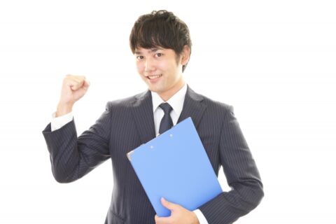 仕事を頑張る若手男性社員