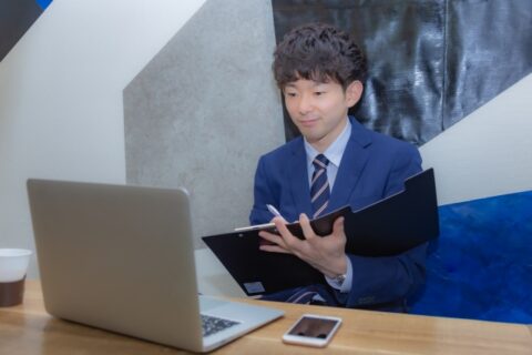 真面目に仕事に取り組んでいる若手男性社員